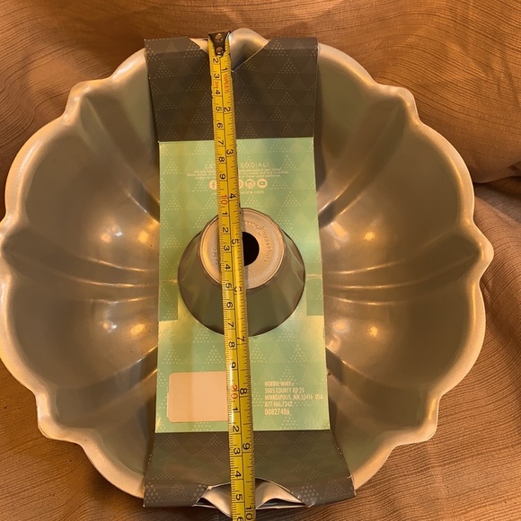 NWT NordicWare Classic Bundt Cake form made in USA - Picture 3 of 7